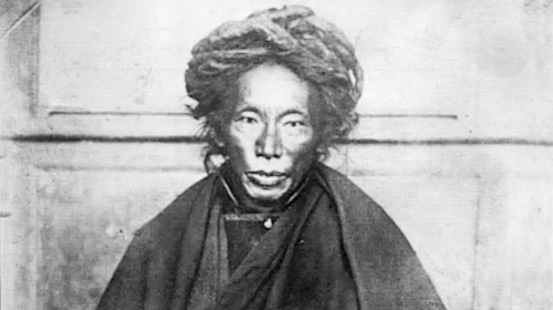 Auprès de ses maîtres